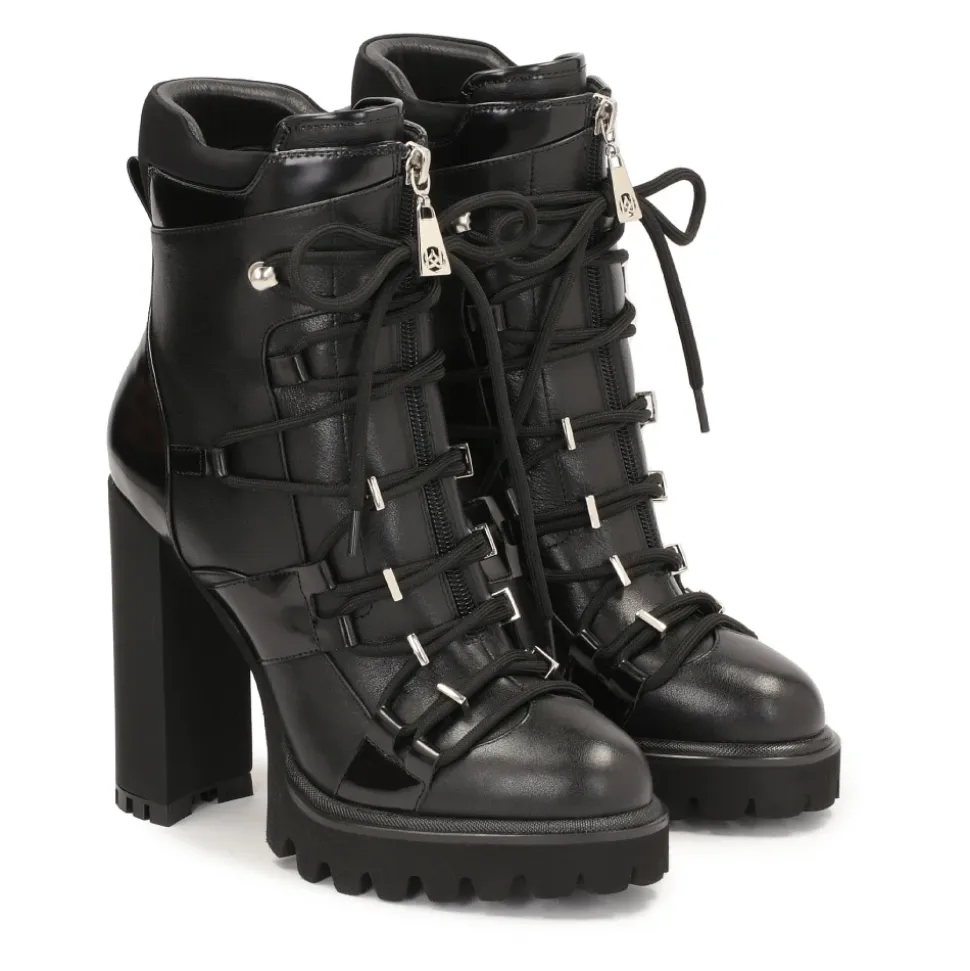 Avantgarde Booties mit Dekorativer Schnürung.Dieses Produkt fällt klein aus.