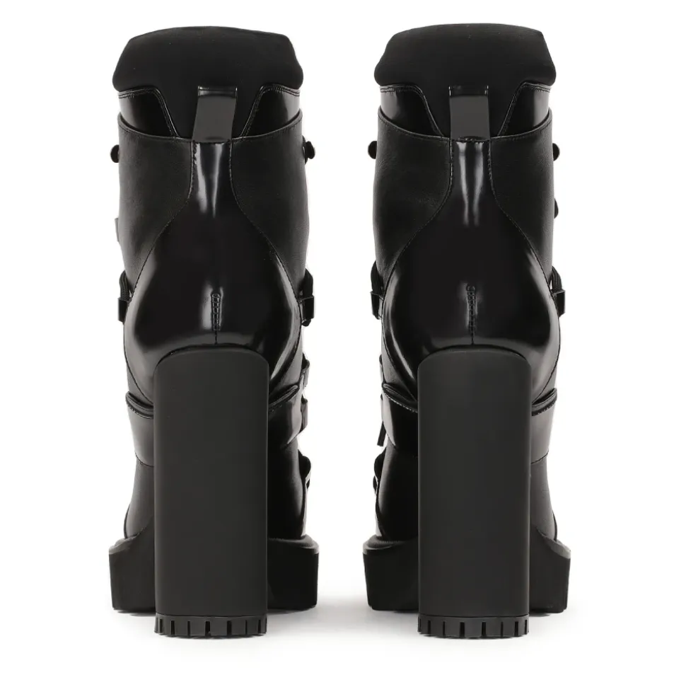 Avantgarde Booties mit Dekorativer Schnürung.Dieses Produkt fällt klein aus.