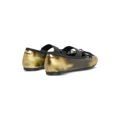 Ballerina mit Metallic-Effekt