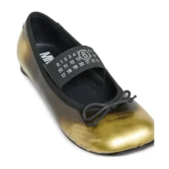 Ballerina mit Metallic-Effekt