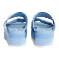 Blaue flache Sandale mit Webbing-Riemen