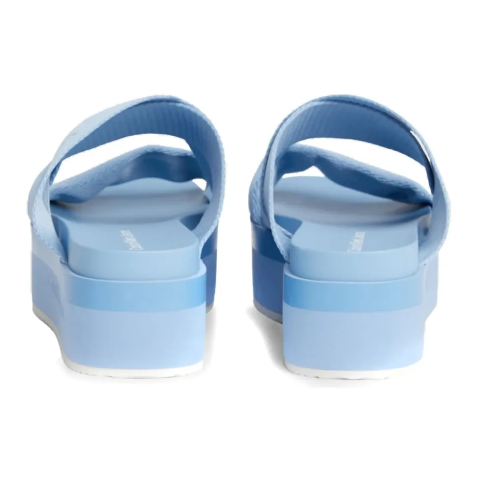 Blaue flache Sandale mit Webbing-Riemen