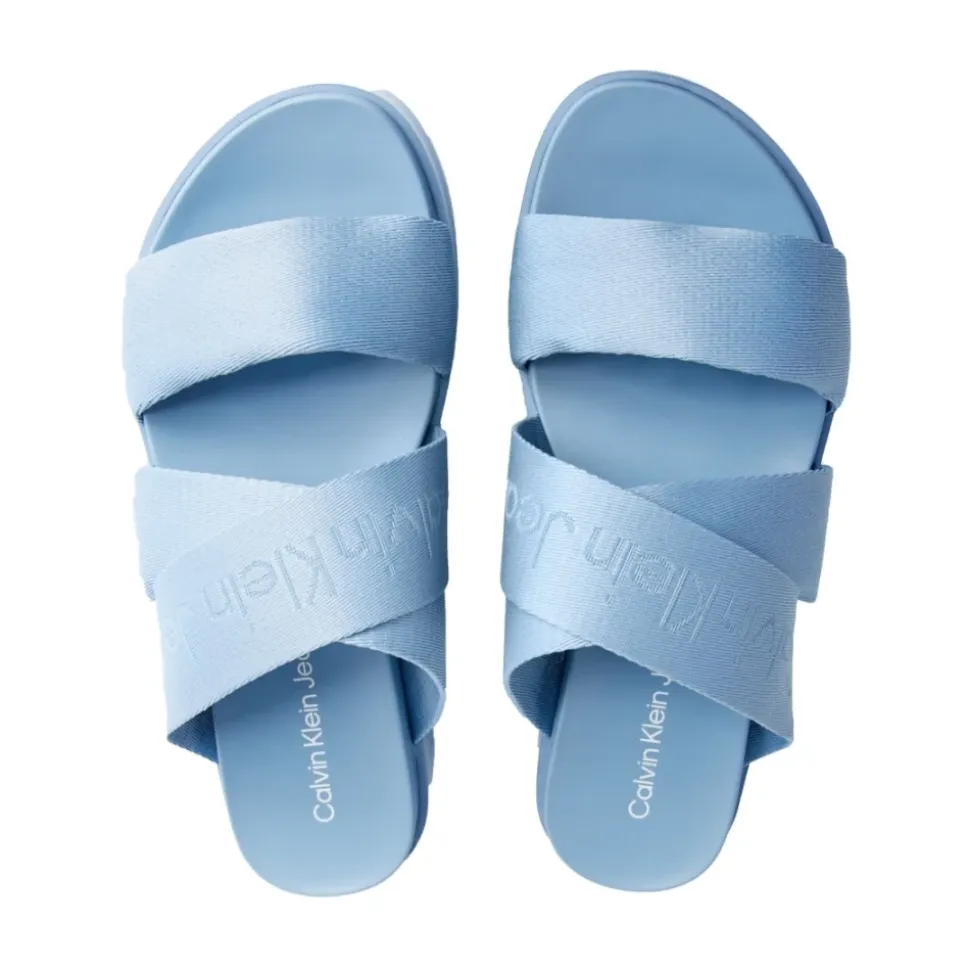 Blaue flache Sandale mit Webbing-Riemen