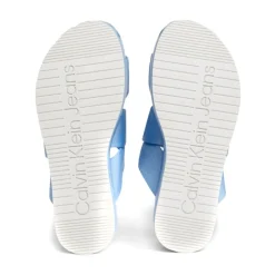 Blaue flache Sandale mit Webbing-Riemen