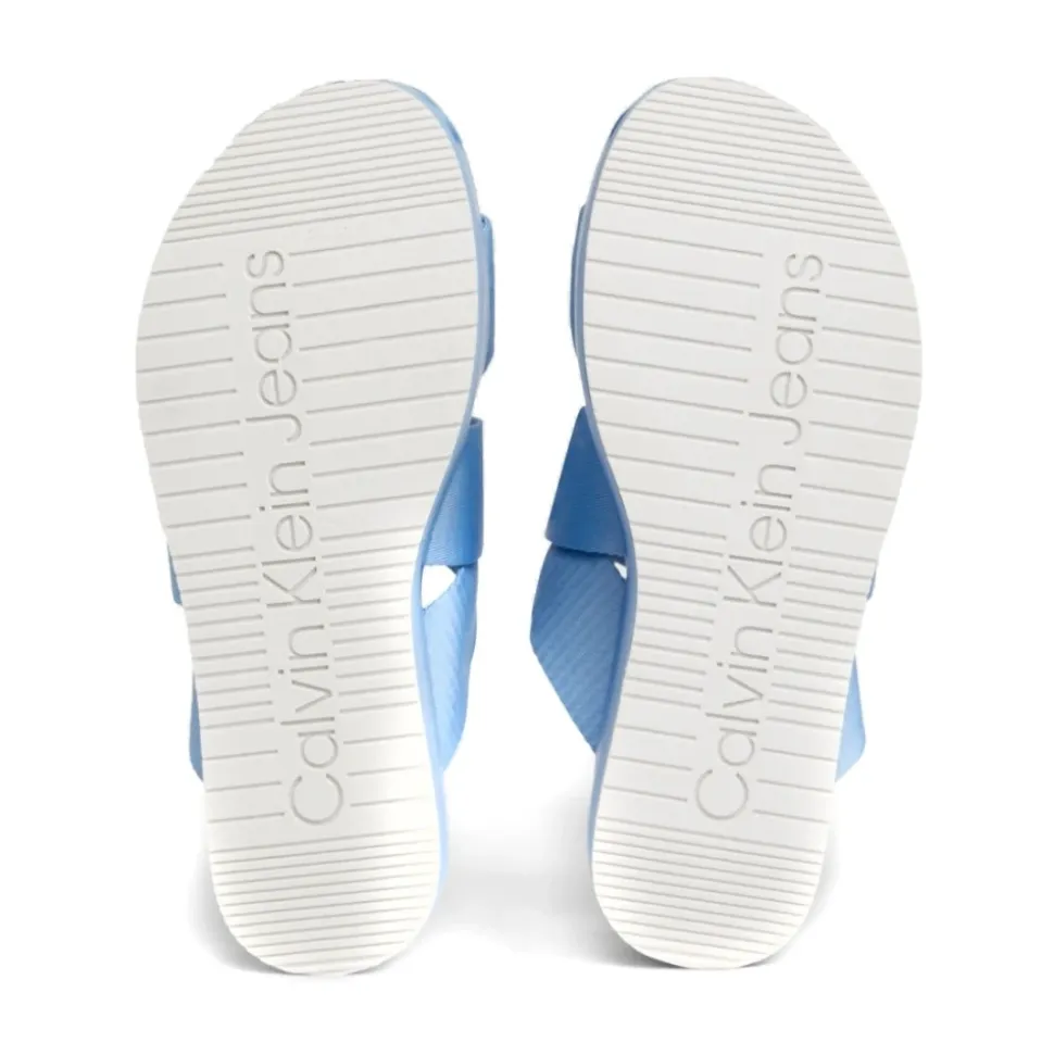 Blaue flache Sandale mit Webbing-Riemen