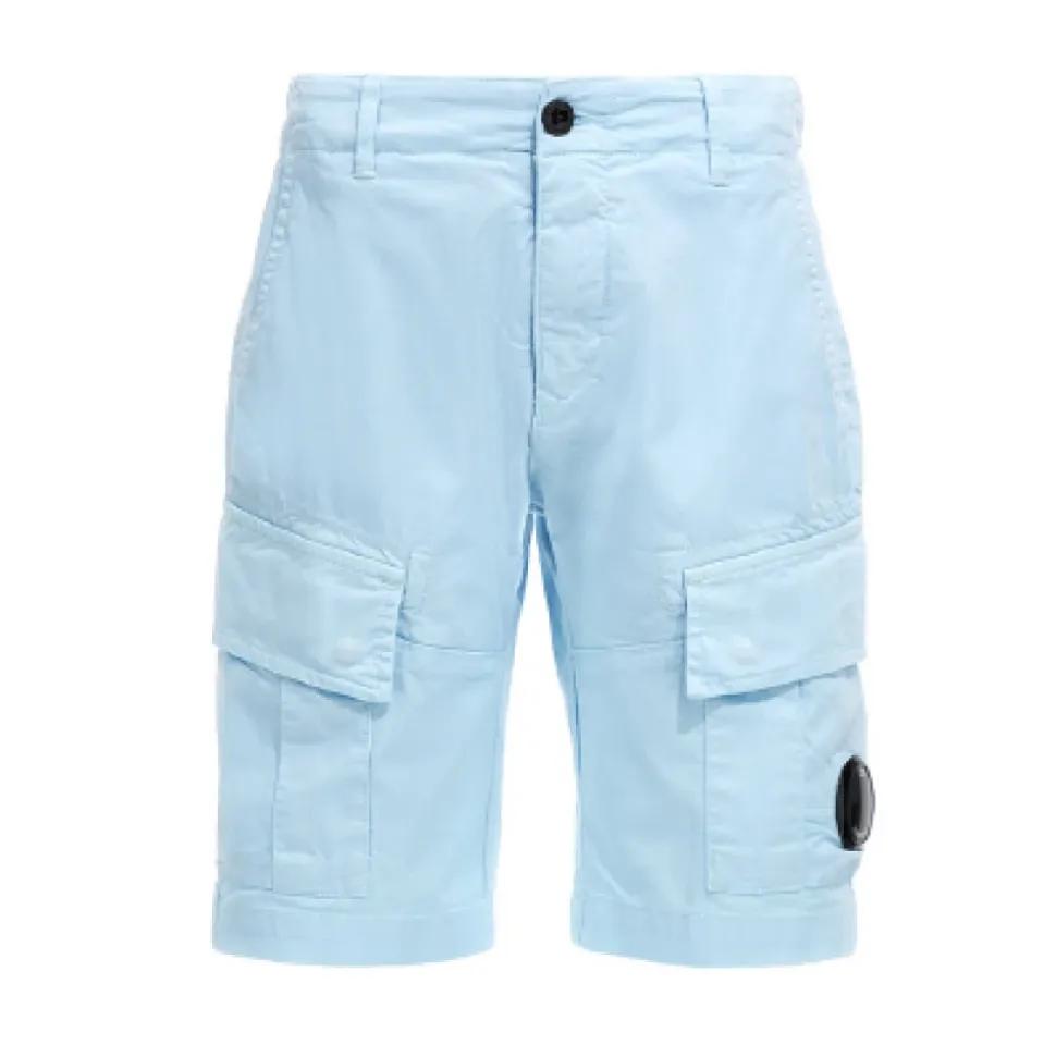 Blaue Shorts mit Taschen am Bein