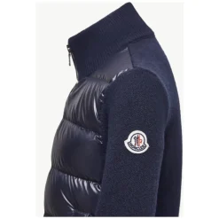 Blauer Pullover mit Reißverschluss