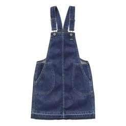 Blaues Jeanslatzkleid mit ausgefranstem Saum