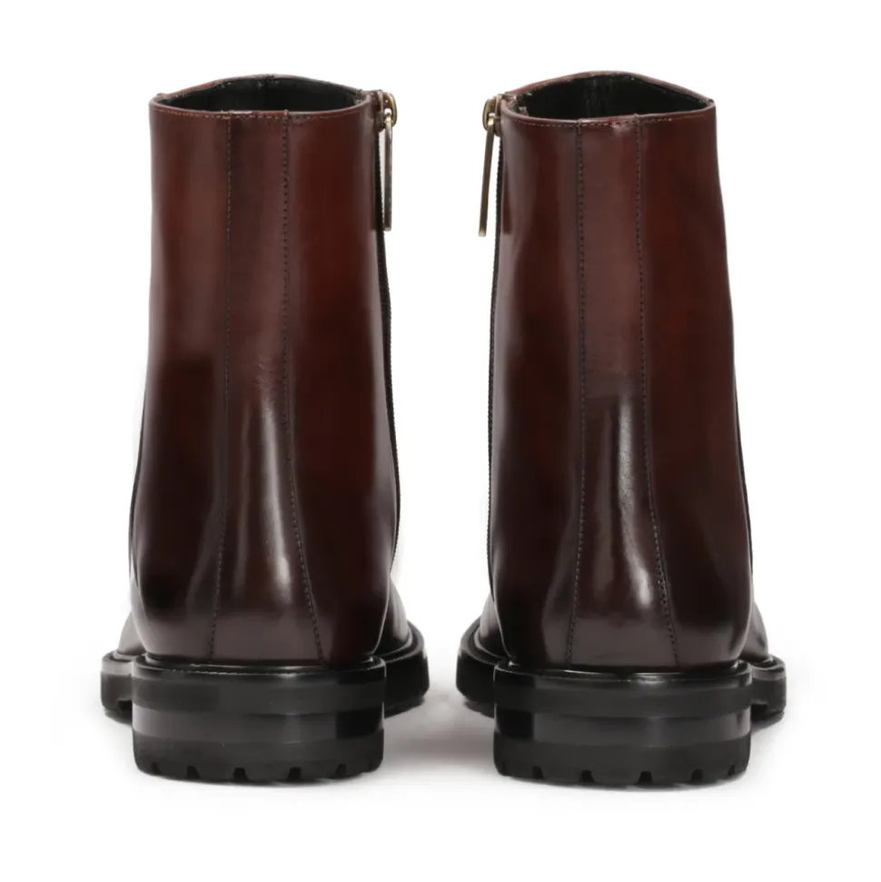 Braune Herrenstiefel mit höherem Schaft