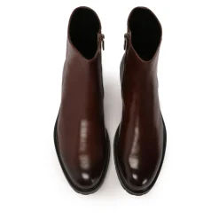 Braune Herrenstiefel mit höherem Schaft