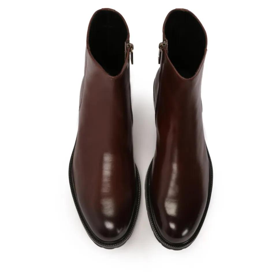 Braune Herrenstiefel mit höherem Schaft
