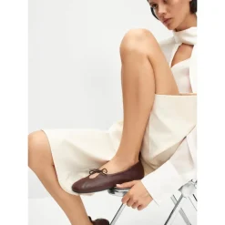 Braune Leder-Ballerinas mit einzigartigen Details