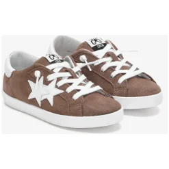 Braune Ledersneaker mit weißen Details