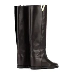 Braune Lederstiefel mit goldenem Metall-V-Detail