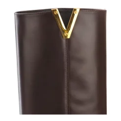 Braune Lederstiefel mit goldenem Metall-V-Detail