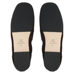 Braune Wildlederballerinas mit elastischem Band und silbernem Monogramm