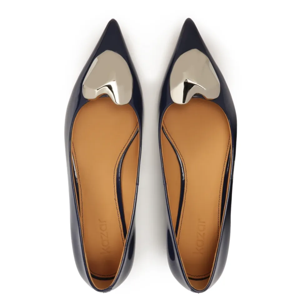 Dunkelblaue flache Pumps mit großer Verzierung