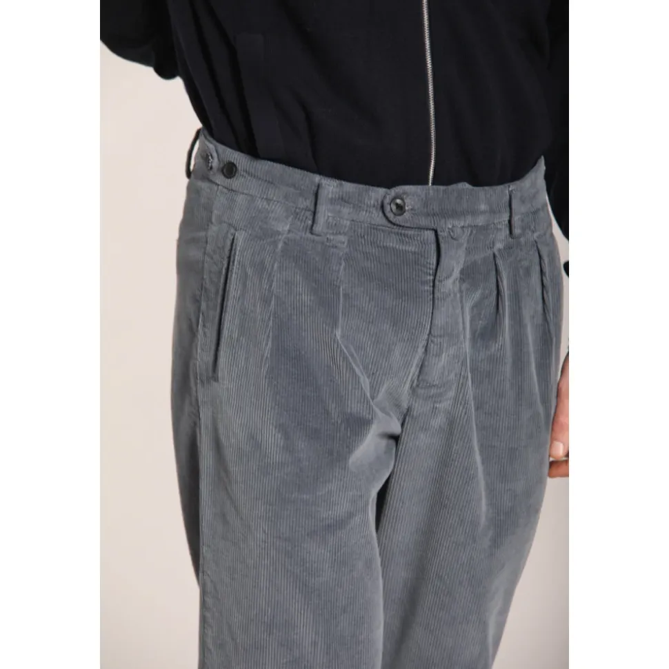 Dunkelgraue Cordhose mit Karottenpassform
