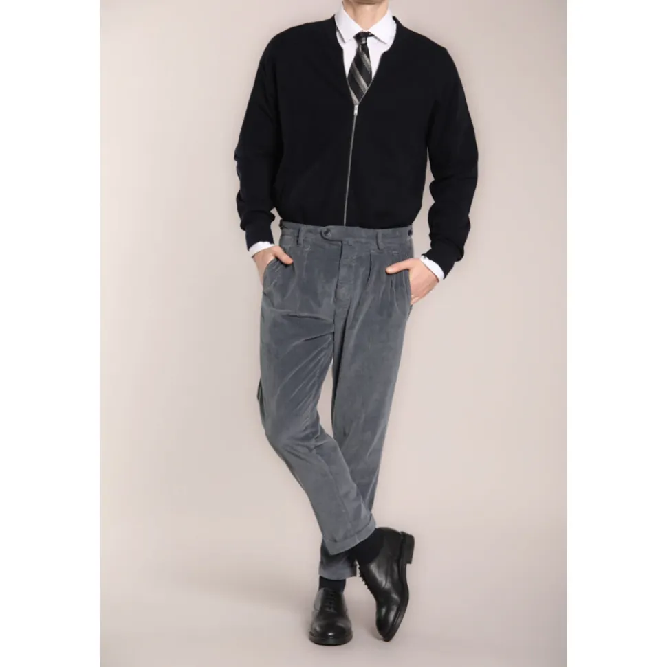Dunkelgraue Cordhose mit Karottenpassform