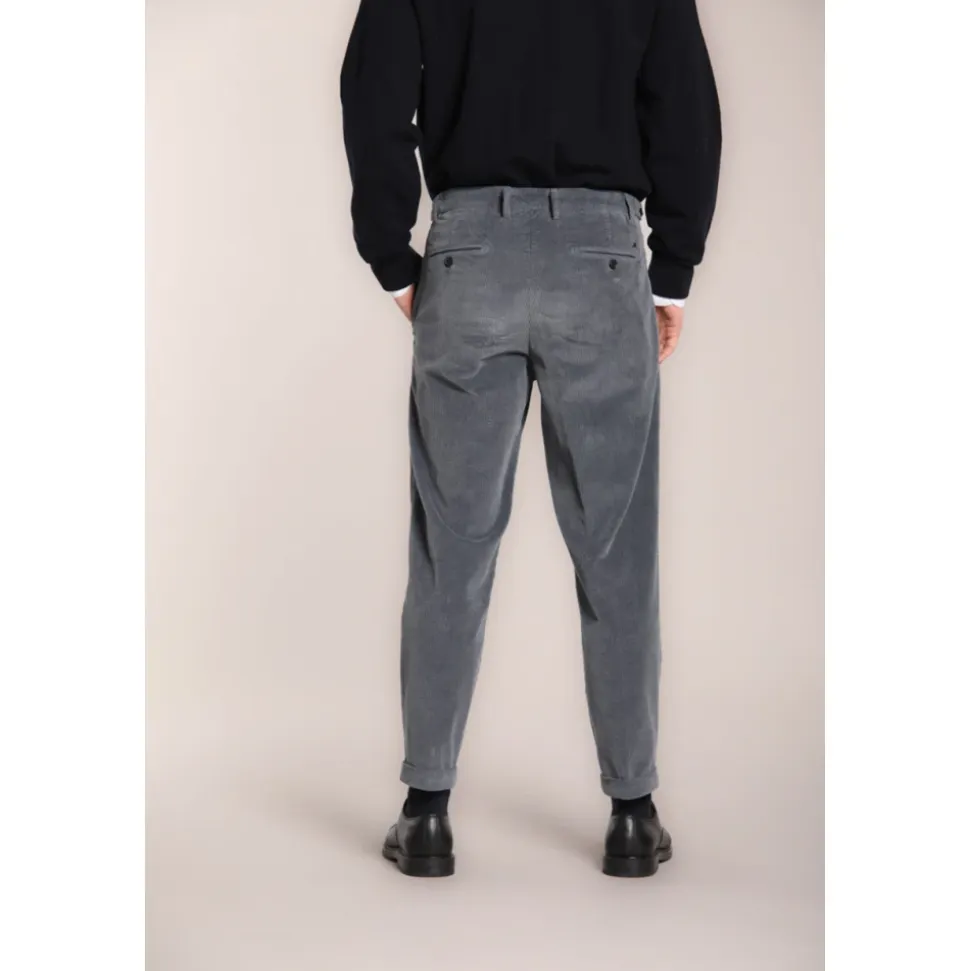 Dunkelgraue Cordhose mit Karottenpassform