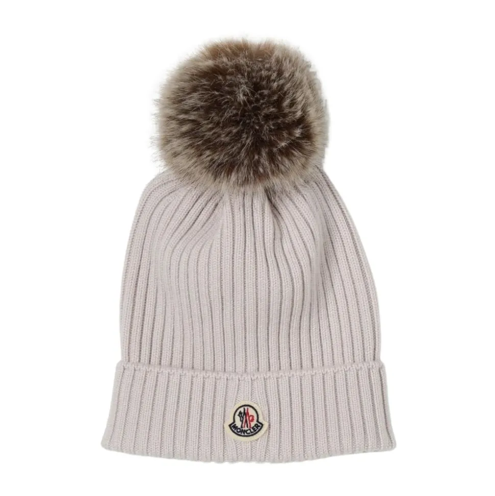 Gerippte Strickmütze mit Bommel