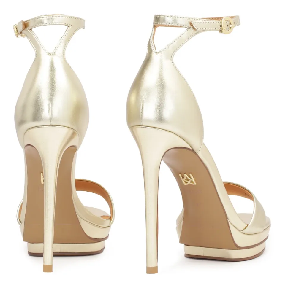 Goldene Plateausandalen
