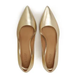 Goldene Pumps mit einem breiten Absatz