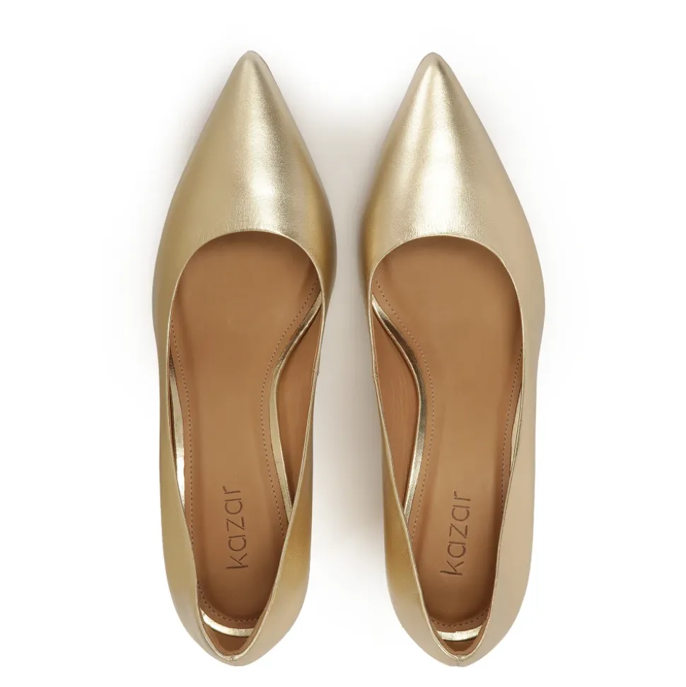 Goldene Pumps mit einem breiten Absatz