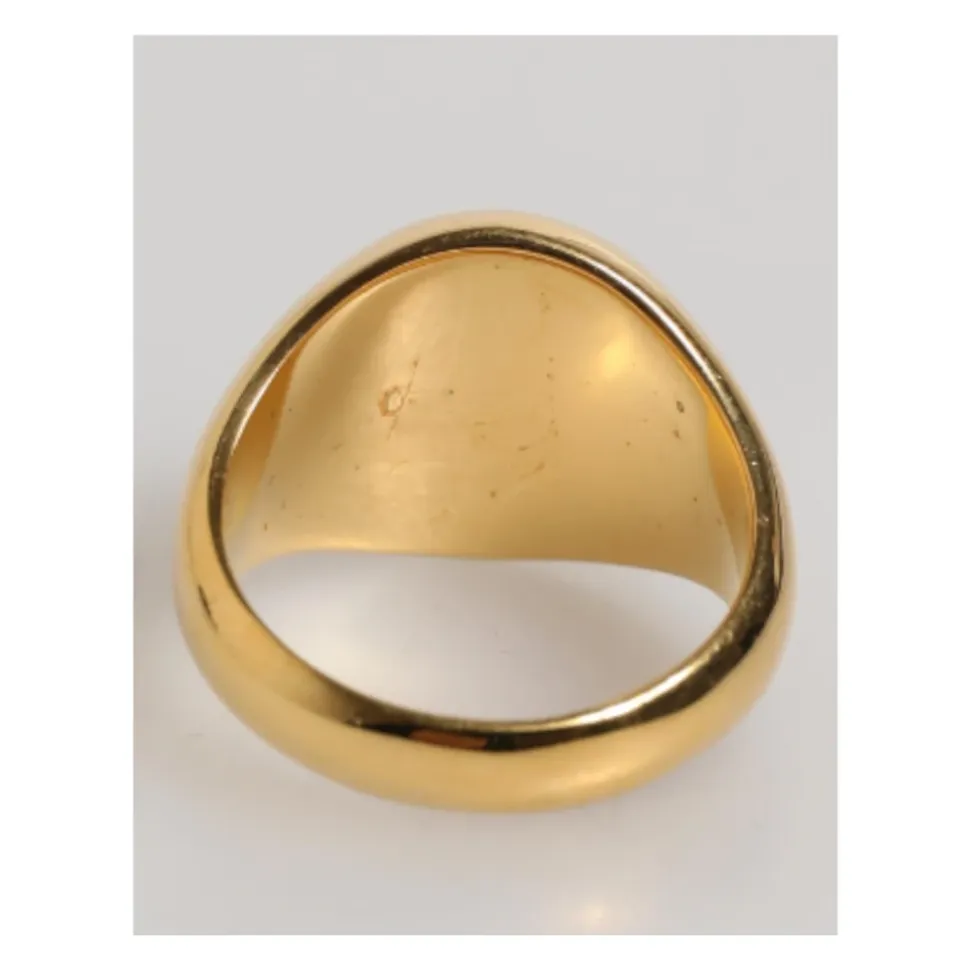 Goldfarbener Logo-Ring mit rotem Emaille