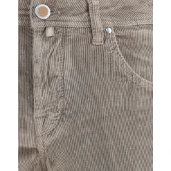 Graue Cordhose mit fünf Taschen und Knopfverschluss