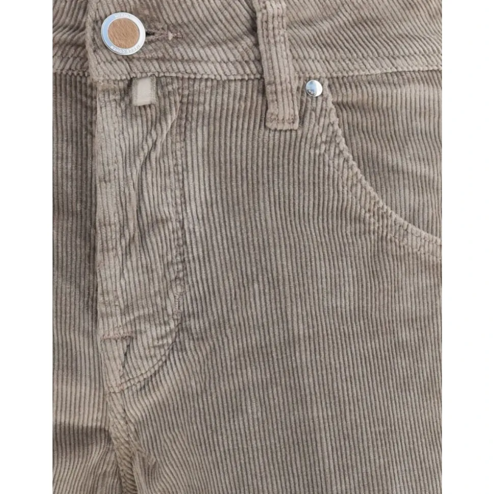 Graue Cordhose mit fünf Taschen und Knopfverschluss