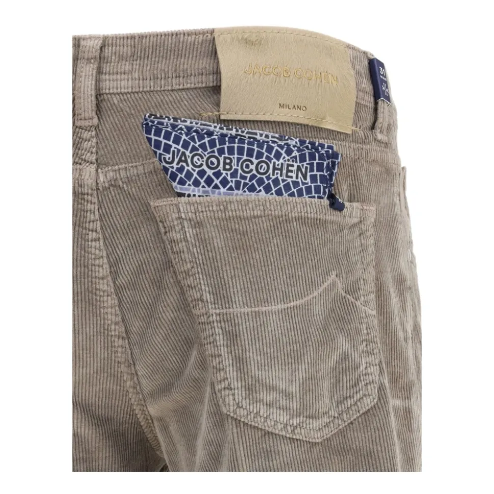 Graue Cordhose mit fünf Taschen und Knopfverschluss