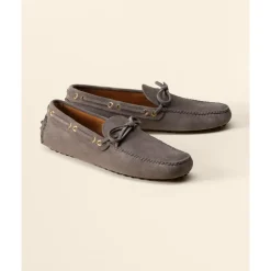 Graue Flache Fahrschuhe