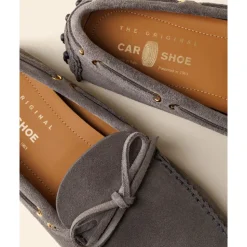 Graue Flache Fahrschuhe
