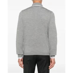 Graue Wollpolo mit Perforierten Details