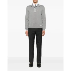 Graue Wollpolo mit Perforierten Details