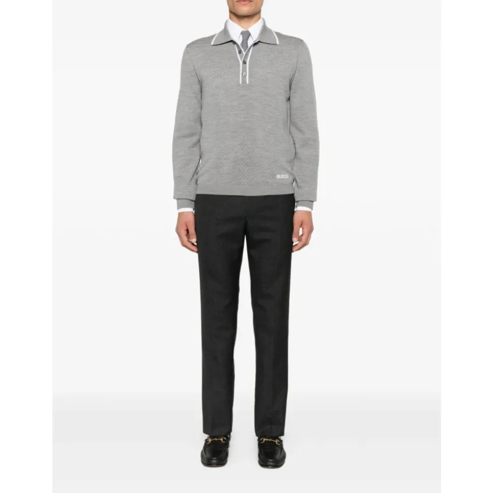 Graue Wollpolo mit Perforierten Details