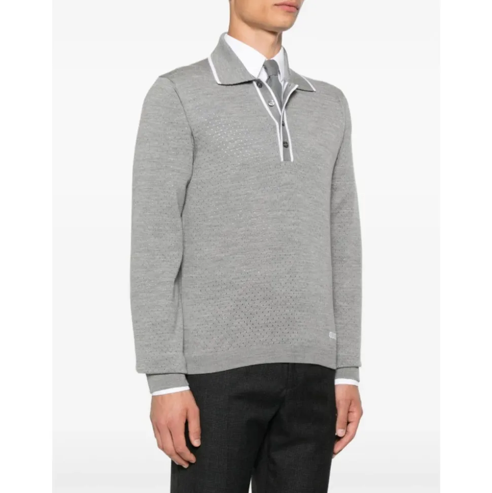 Graue Wollpolo mit Perforierten Details