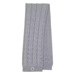 Grauer dekorativer Strickschal