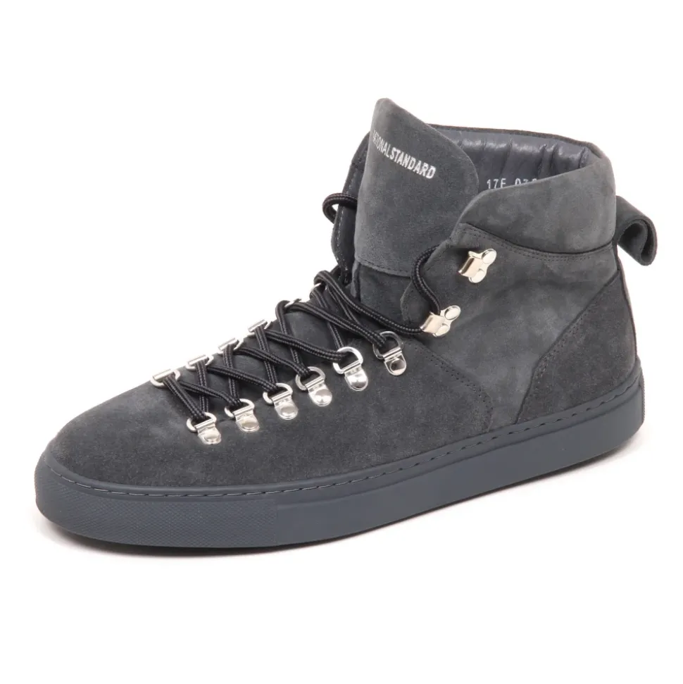 Graues Wildleder Schuhmodell