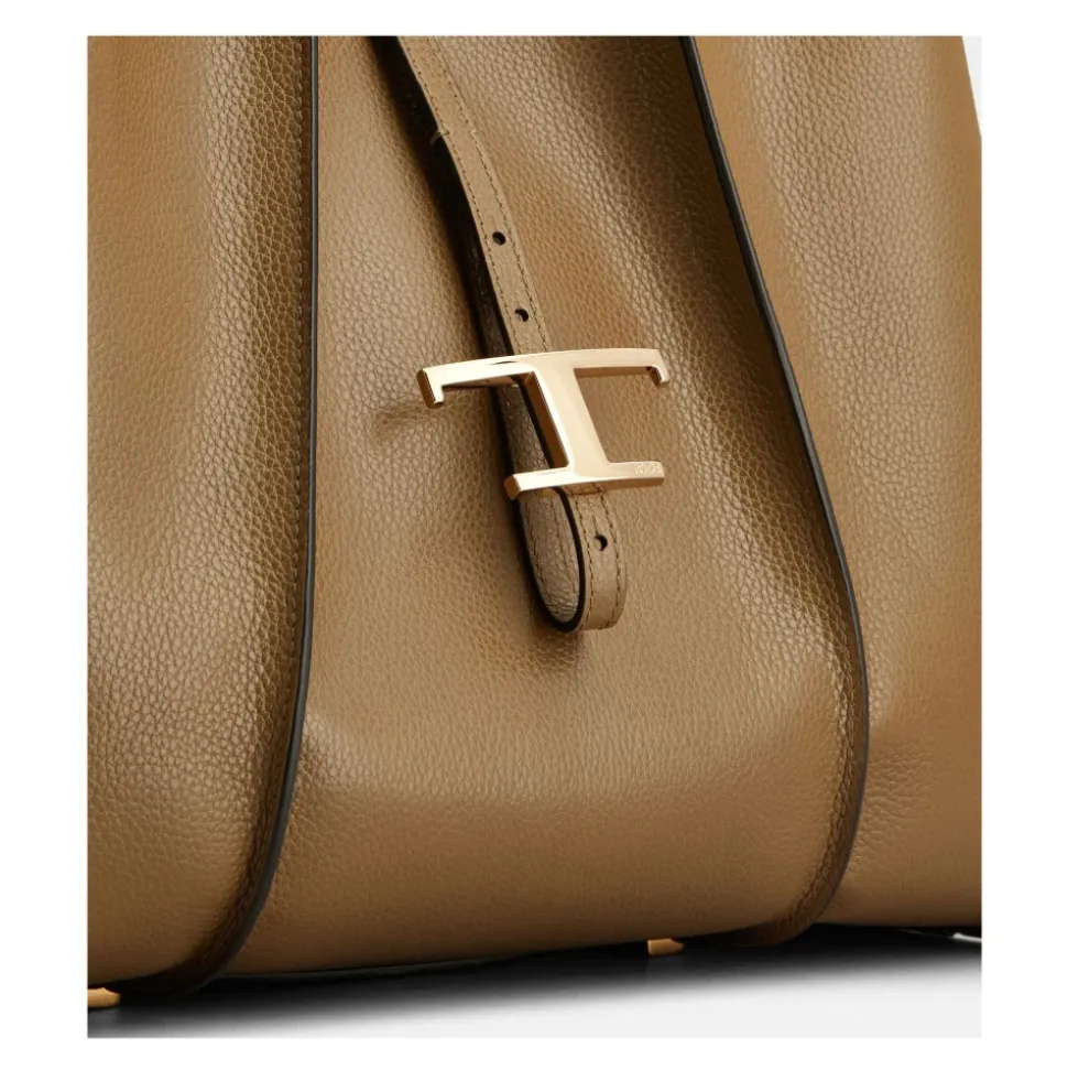 Grüne Leder-Shoppingtasche mit T-Anhänger