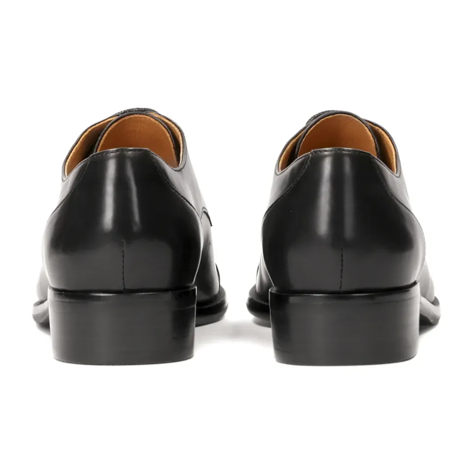 Halbschuhe aus Leder mit Schnürung