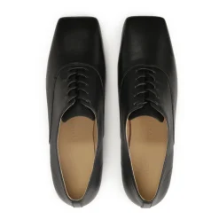 Halbschuhe mit Schnürung und quadratischer Zehenkappe