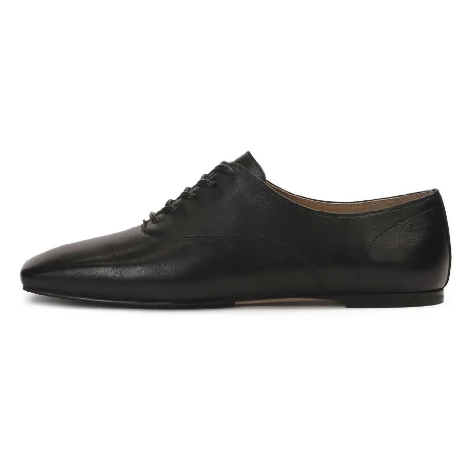 Halbschuhe mit Schnürung und quadratischer Zehenkappe