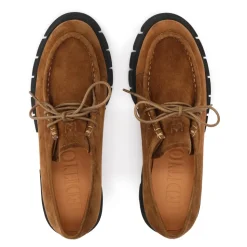 Hellbraune Schuhe mit kontrastierender Sohle