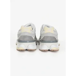Innovative 9060 Graue Sneakers