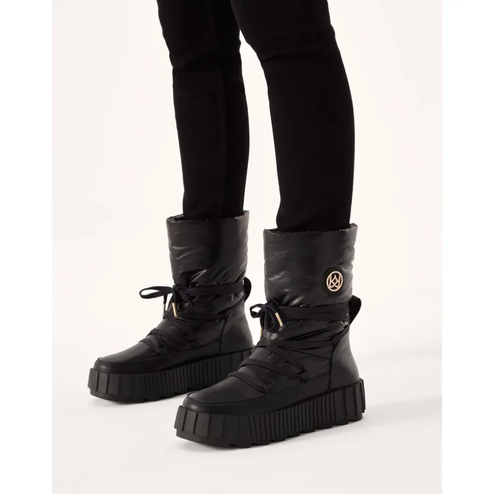Isolierte schwarze Schneestiefel mit Slip-On-Obermaterial