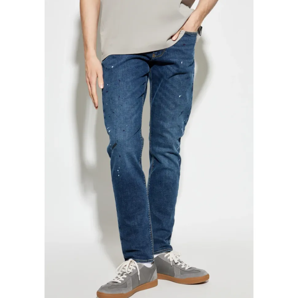 Jeans mit dekorativen Farbflecken