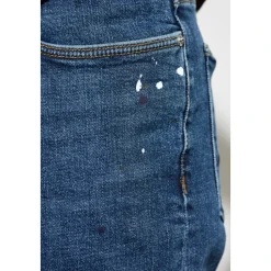 Jeans mit dekorativen Farbflecken