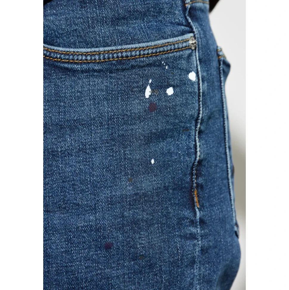 Jeans mit dekorativen Farbflecken
